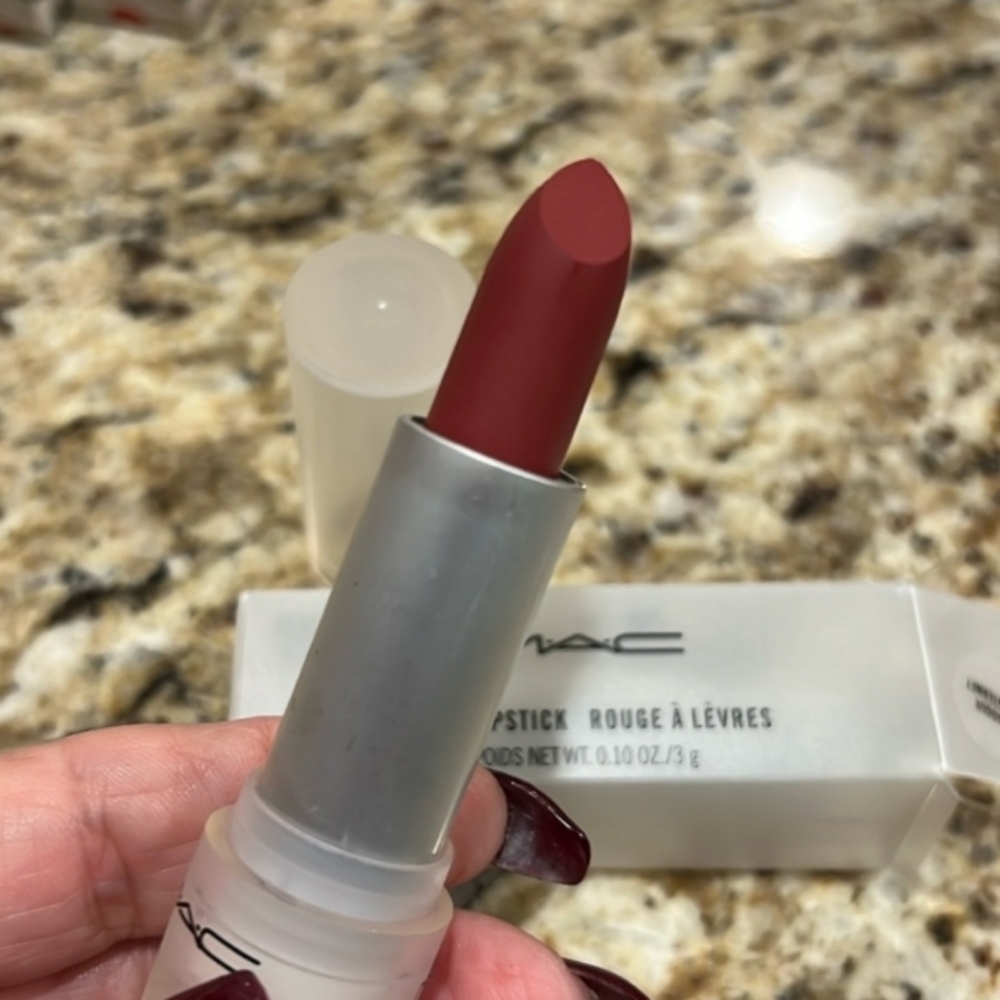 NEW MAC Matte Lipstick - Loud and Clear in Baroque the Internet
